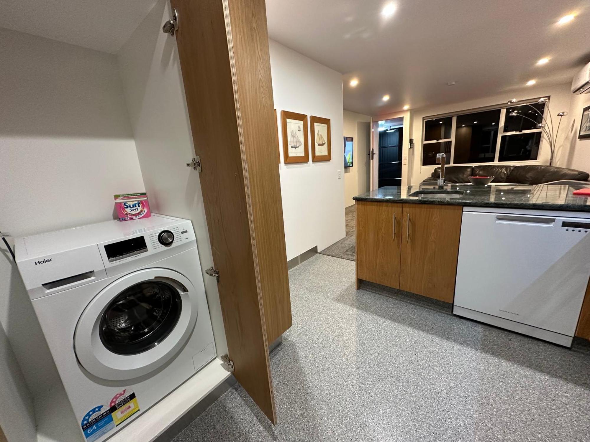 Plymouth Central City 2 Bedroom Apartments ニュープリマス エクステリア 写真