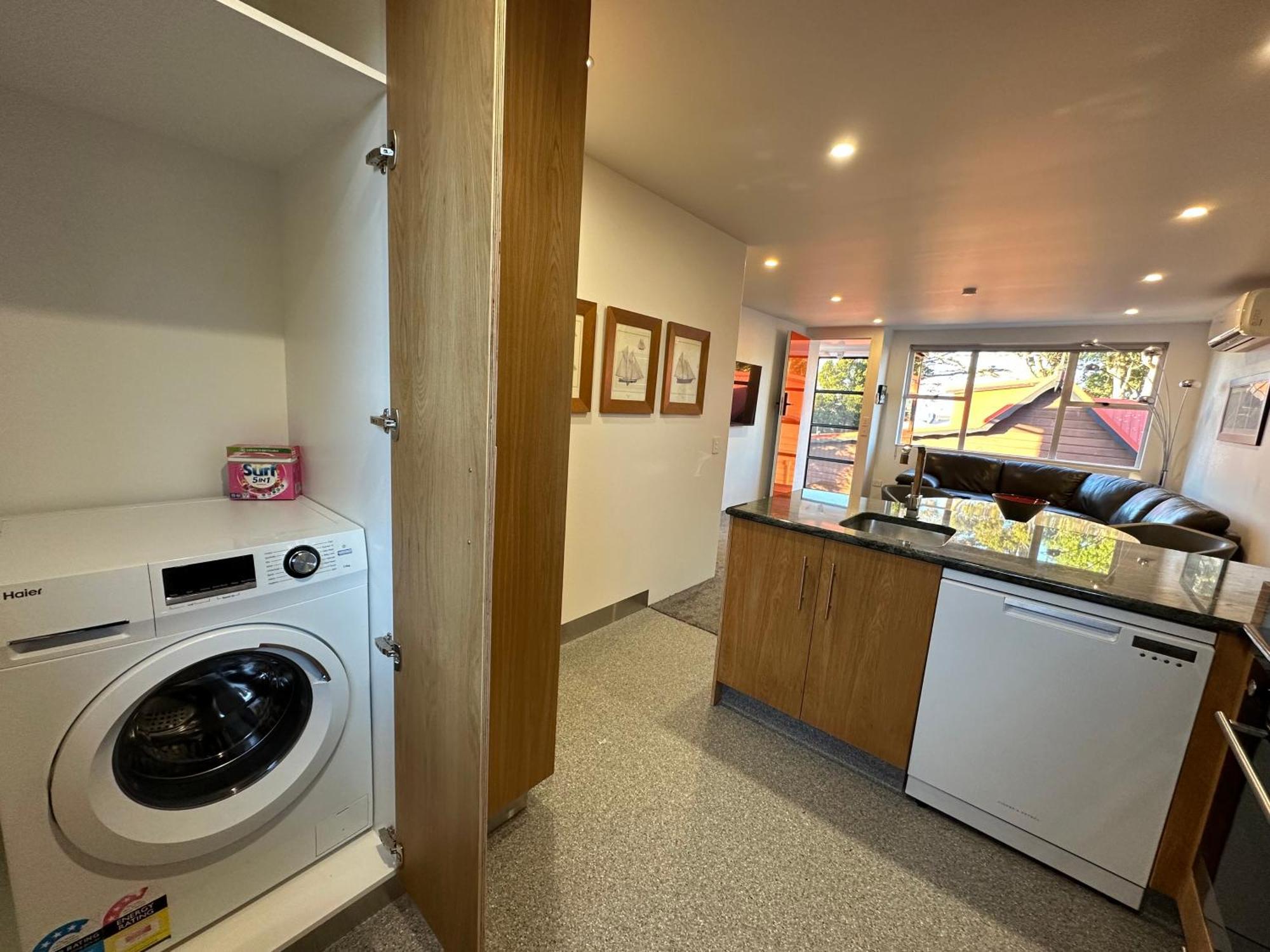 Plymouth Central City 2 Bedroom Apartments ニュープリマス エクステリア 写真
